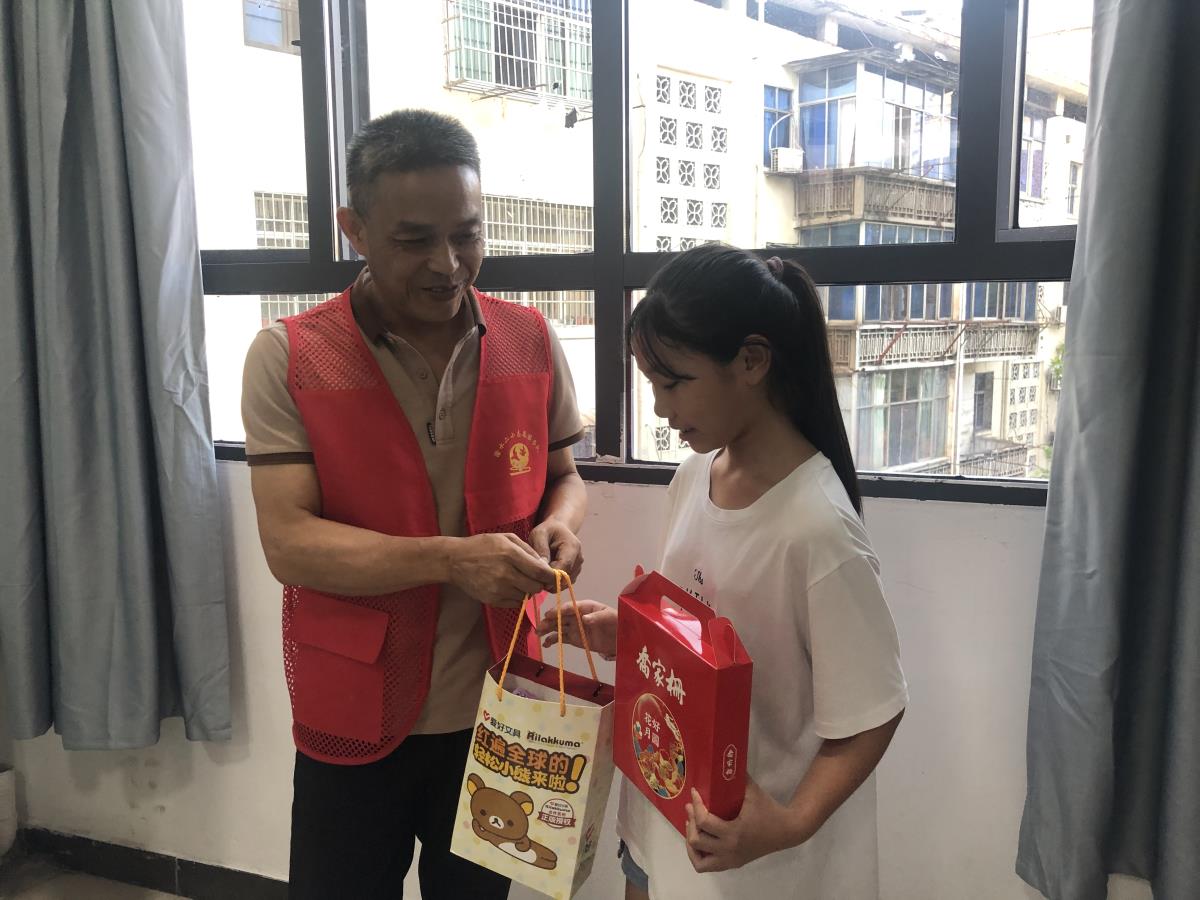 1727157843144444.jpg 渝水二小黨員中秋走訪慰問結(jié)對(duì)幫扶學(xué)生2.jpg