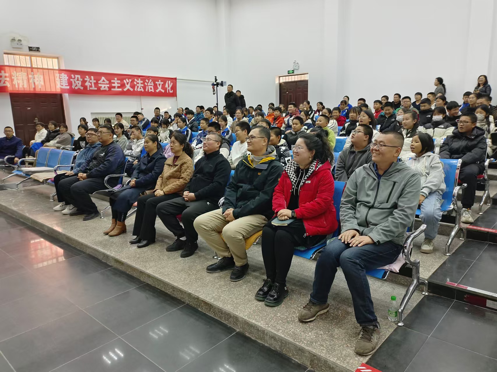 大慶市紅崗區(qū)關工委、區(qū)司法局、八百坰街道黨工委聯(lián)合組織“陽光普法進校園 法治護航未成年”普法劇進校園舞臺演出活動 (2).jpg