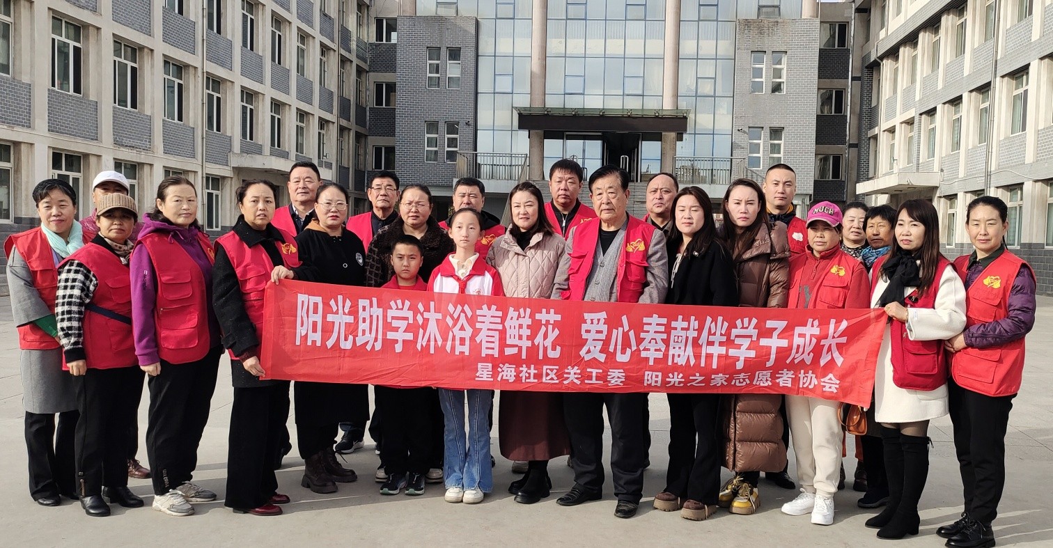 元寶山區(qū)星海社區(qū)關(guān)工委秋季助學(xué)活動(dòng)照片7jpg_副本.jpg