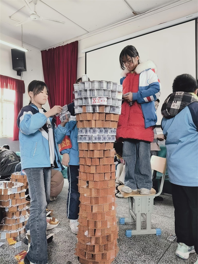 1732812932137912.jpg 趣味撲克搭塔.jpg