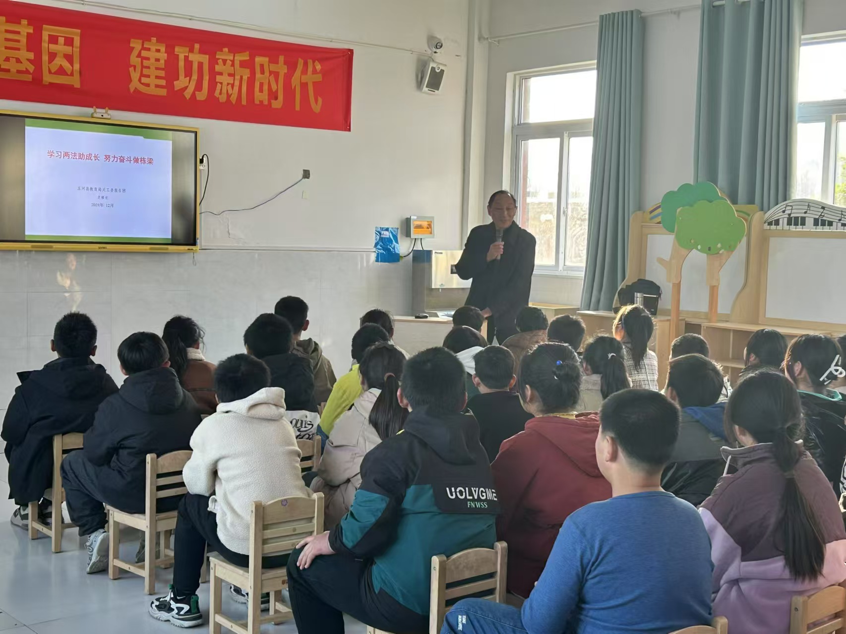 法治宣傳進(jìn)校園 老少同臺講“兩法”.jpg