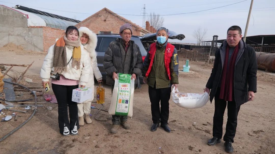 元寶山區(qū)草原藍(lán)哈達(dá)協(xié)會(huì)關(guān)工委慰問(wèn)老兵活動(dòng)照片2.jpg