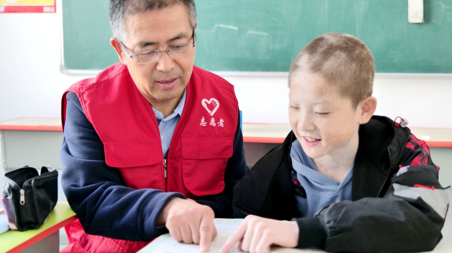 1740453043781016.jpg 元寶山區(qū)草原藍(lán)哈達(dá)協(xié)會協(xié)會關(guān)工委孫景山的事跡配圖2_副本.jpg