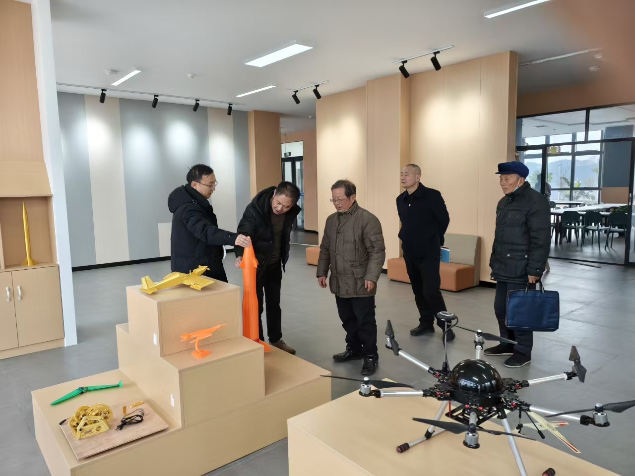 1740730280930889.jpg 黃元龍江南初中調(diào)研照片1.jpg