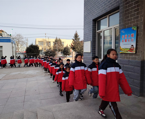 元寶山區(qū)平礦二小文明齊步走 路隊展風采活動照片12_副本.jpg
