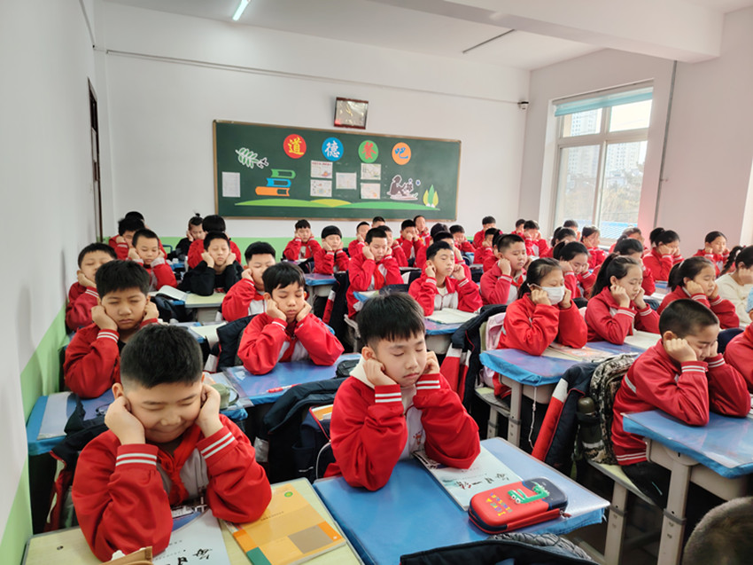 元寶山區(qū)平礦二小文明齊步走 路隊展風采活動照片5_副本.jpg