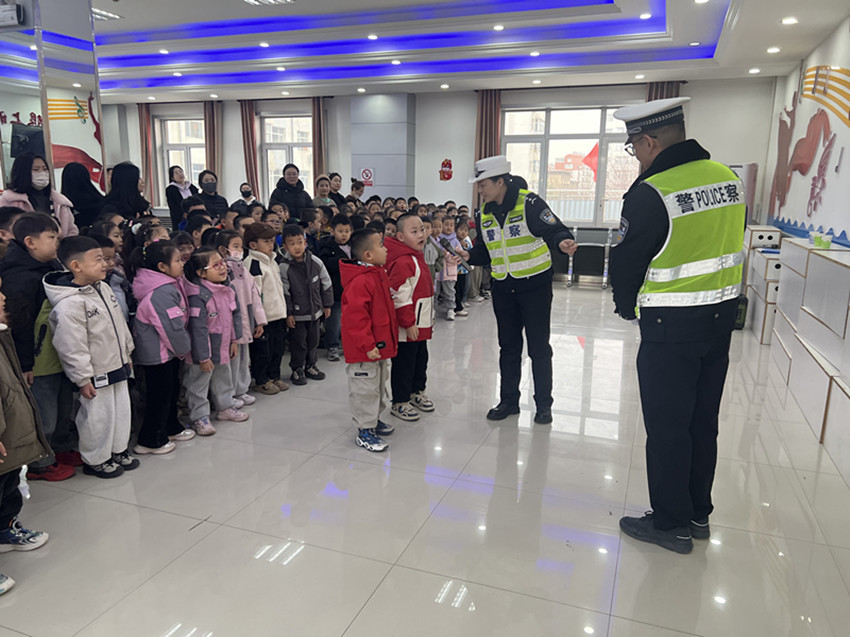 元寶山區(qū)東城街道銀河社區(qū)關(guān)工委法治安全教育活動照片2_副本.jpg
