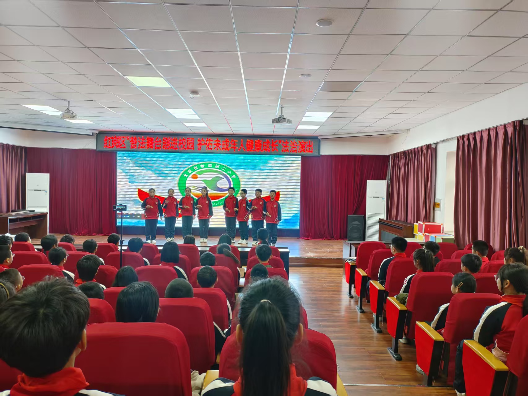 普法劇進(jìn)校園首場演出 (4).jpg