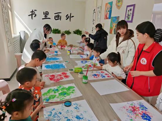 元寶山區(qū)西城街道新景四季東社區(qū)、第七幼兒園創(chuàng)意拓印，童夢飛揚活動照片1.jpg