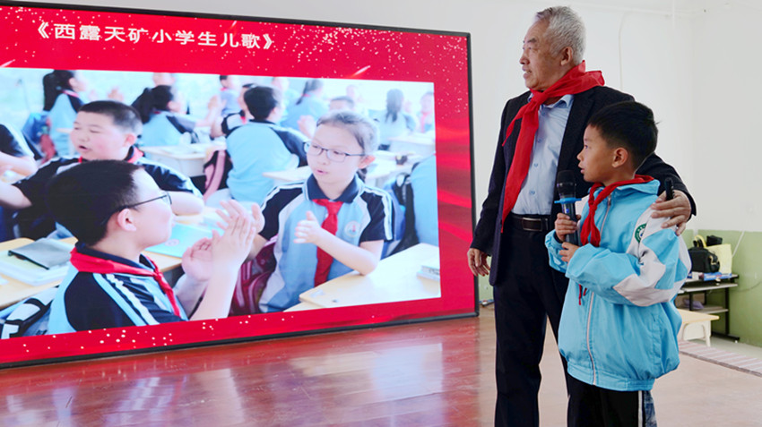 元寶山區(qū)西露天礦區(qū)小學(xué)關(guān)工委開展“五老”進(jìn)校園活動照片7_副本.jpg
