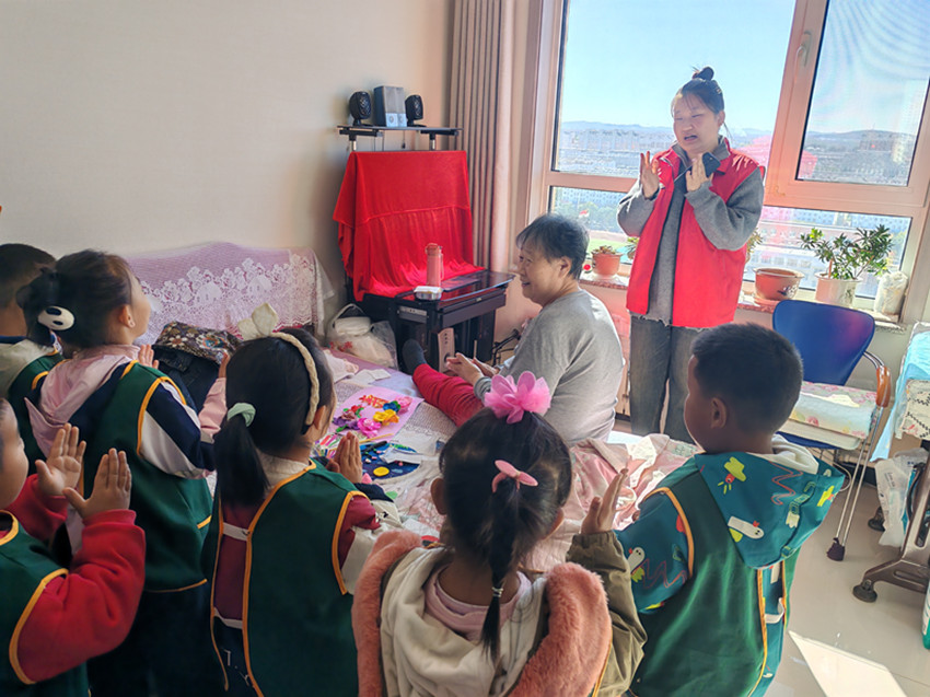 元寶山區(qū)平莊西城街道新景四季東社區(qū)、七幼開展慰問老人活動照片2_副本.jpg