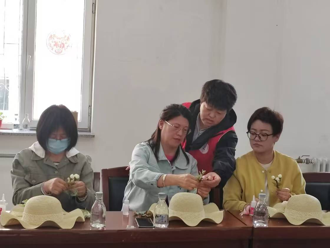 元寶山區(qū)西城街道如意東社區(qū)關(guān)工委開展“巧制手工禮帽，傳遞濃濃溫情”活動(dòng)照片2.jpg