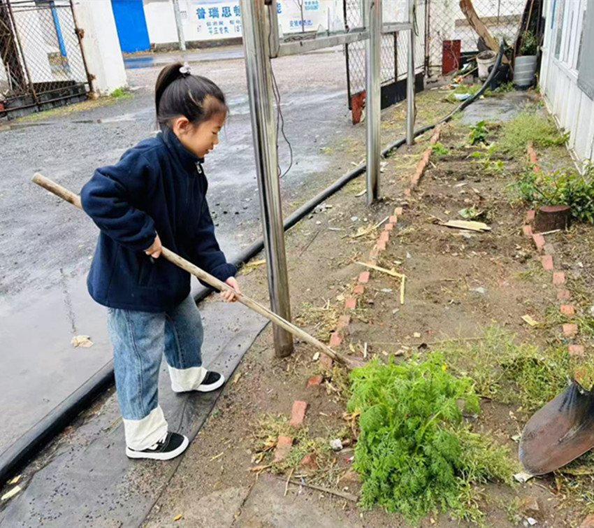 1747118059632556.jpg 元寶山區(qū)山前學校關工委五月勞動系列活動照片4_副本.jpg