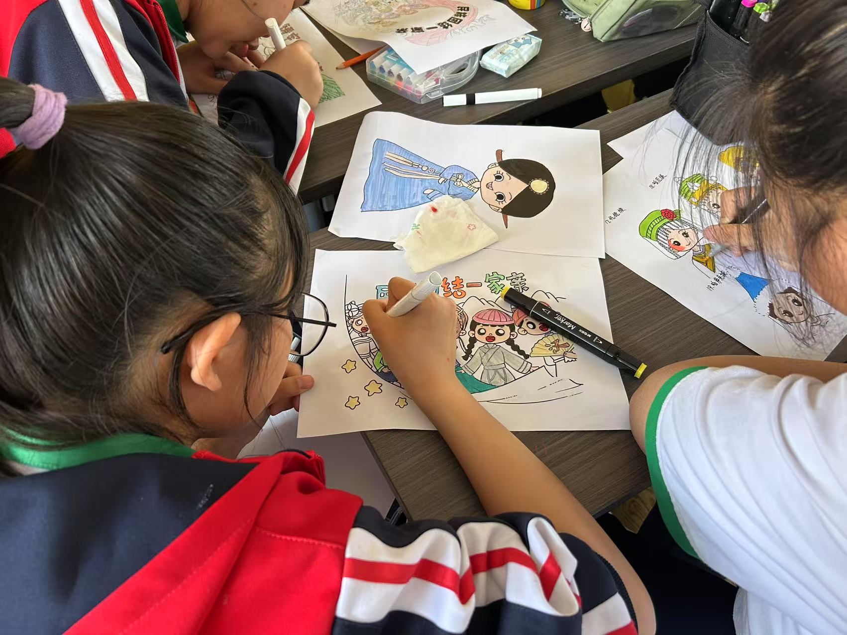 1747705706612203.jpg 元寶山區(qū)平莊城區(qū)街道天山社區(qū)關(guān)工委開(kāi)展“共筑團(tuán)結(jié)夢(mèng) 同繪中華情'活動(dòng)照片2.jpg