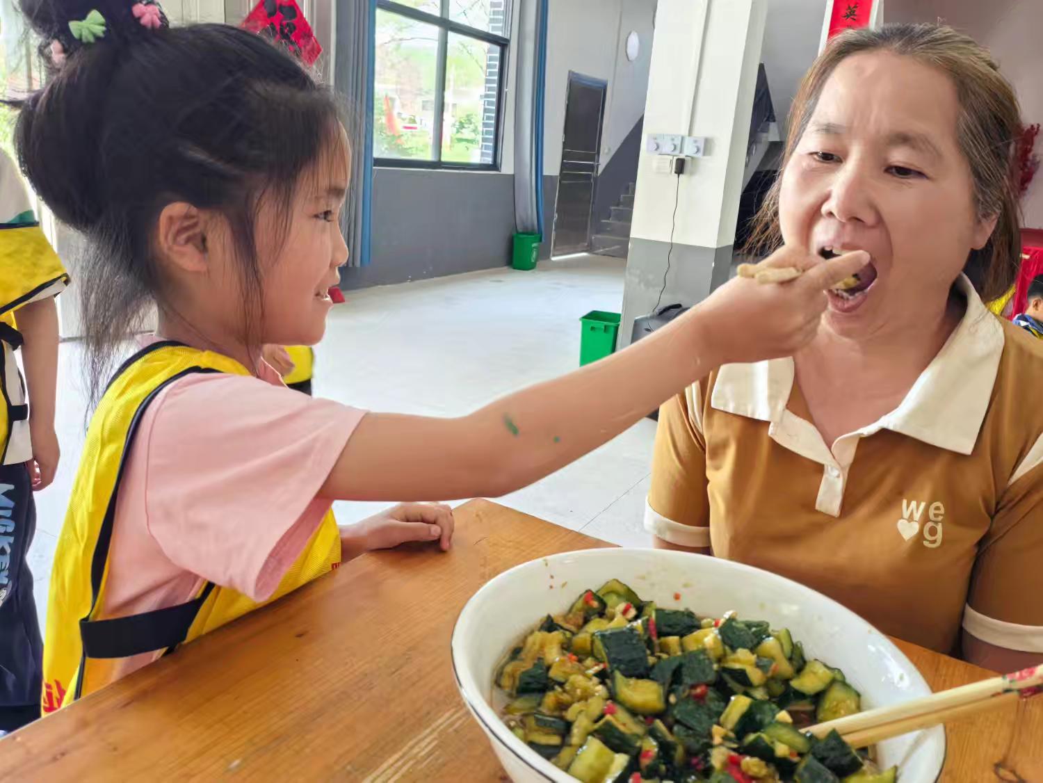 1747709734986445.jpg 小朋友與監(jiān)護(hù)人分享美食.jpg
