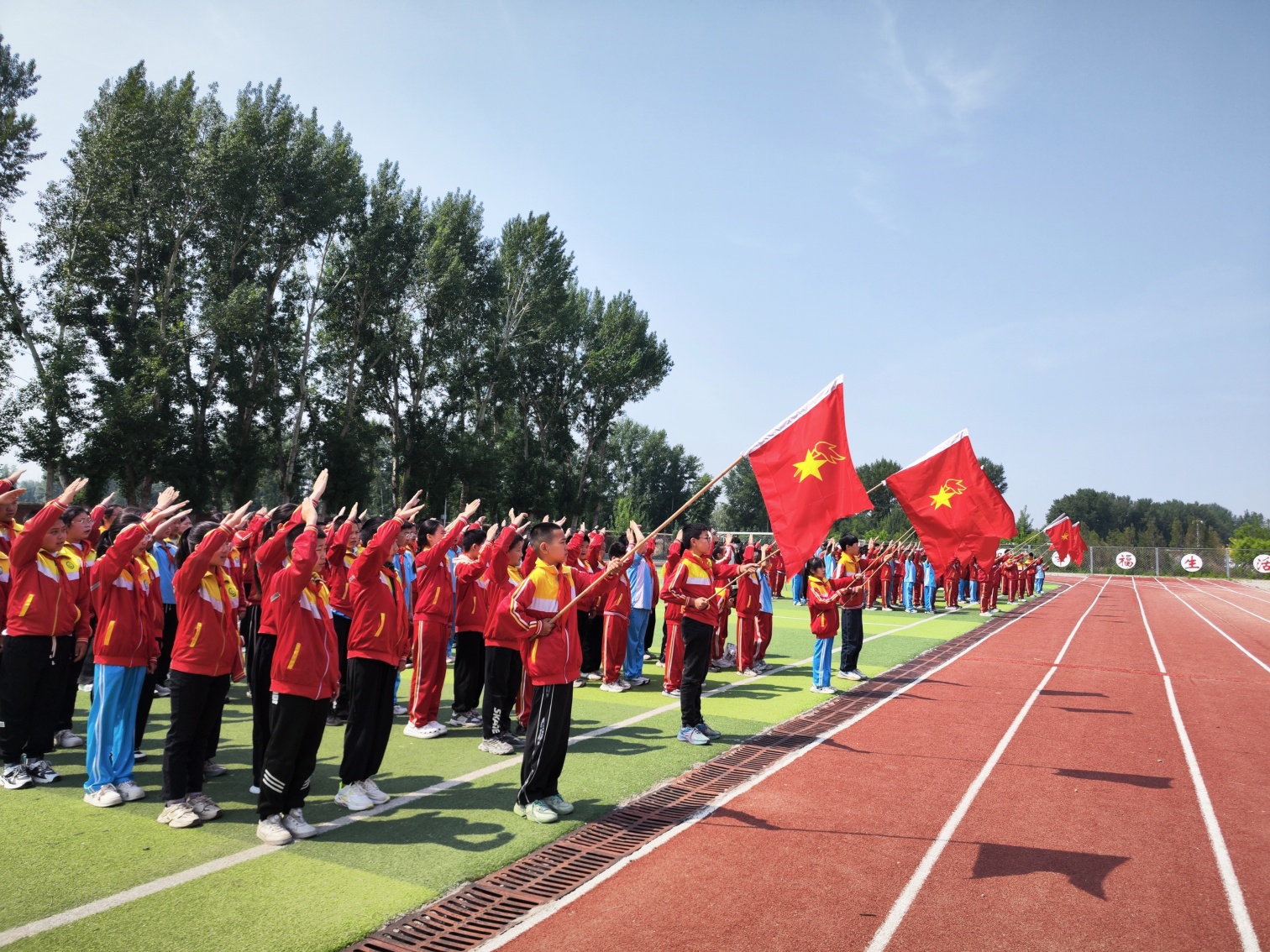 1748500661117959.jpg 元寶山區(qū)馬蹄營(yíng)子學(xué)校入隊(duì)儀式照片4_副本_副本.jpg