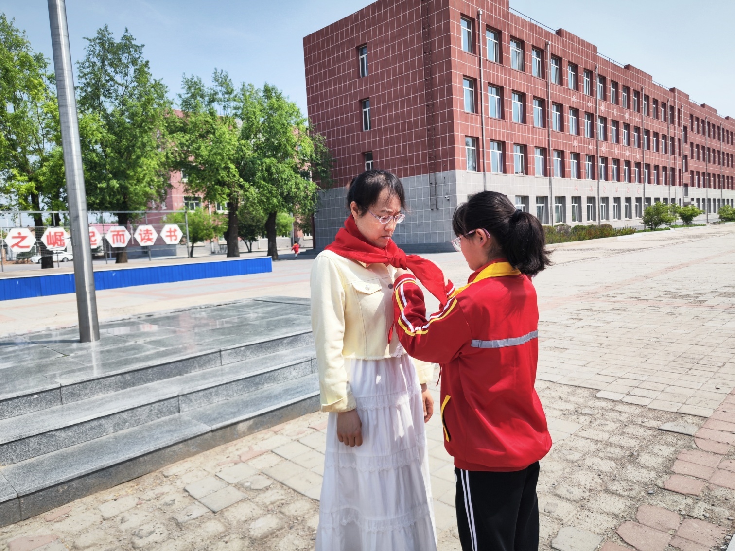 1748500693139828.jpg 元寶山區(qū)馬蹄營(yíng)子學(xué)校入隊(duì)儀式照片2_副本_副本.jpg