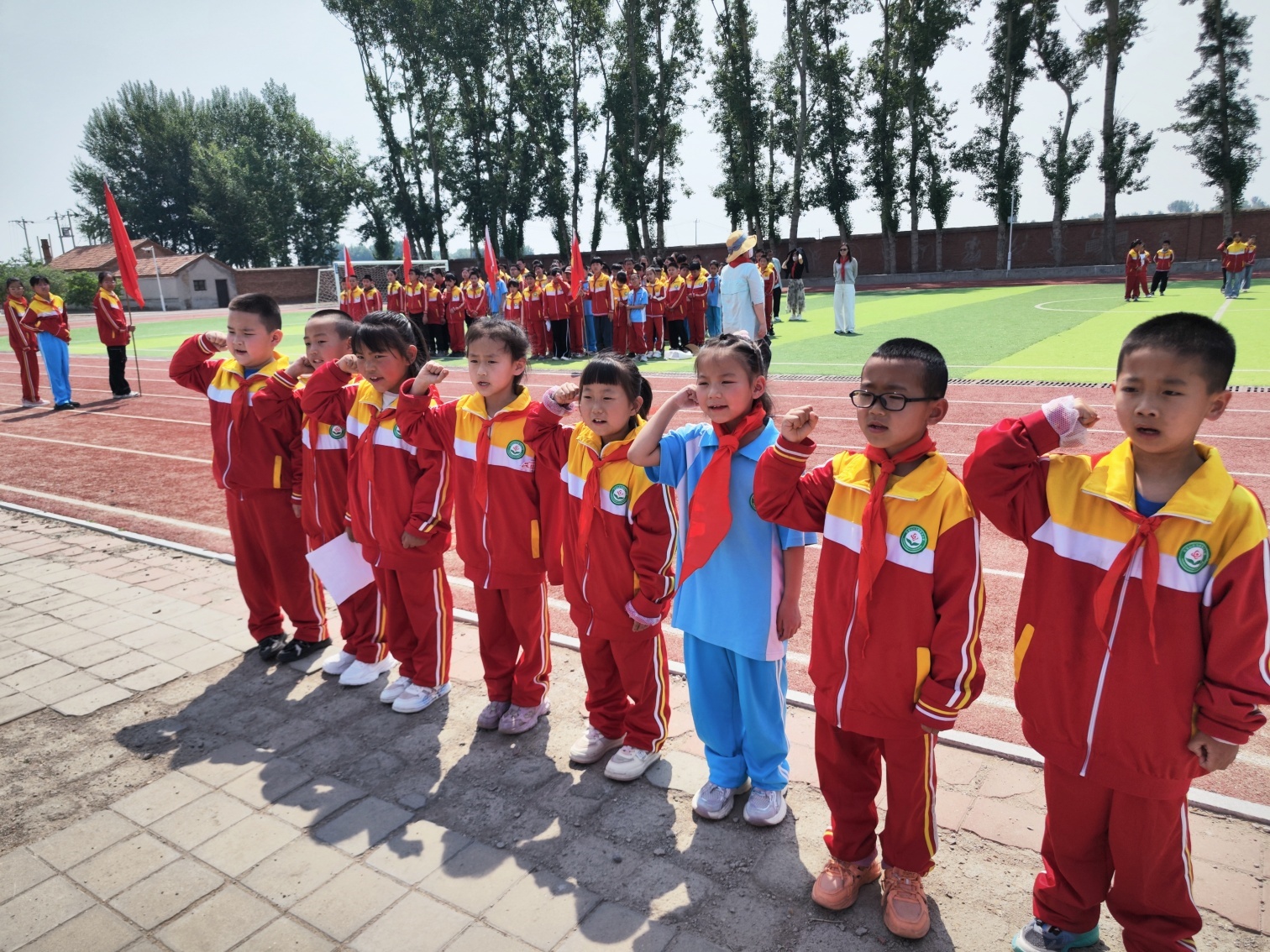 1748500733654079.jpg 元寶山區(qū)馬蹄營(yíng)子學(xué)校入隊(duì)儀式照片6_副本_副本.jpg