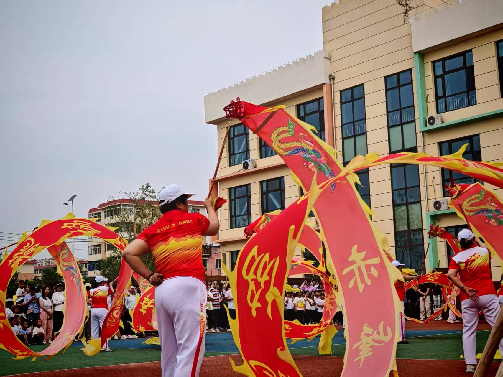 1748851564364077.jpg 元寶山區(qū)云杉路街道中心路社區(qū)開(kāi)展“銀發(fā)助舞添活力 老少共融開(kāi)新篇”六一兒童節(jié)主題活動(dòng)照片4.jpg