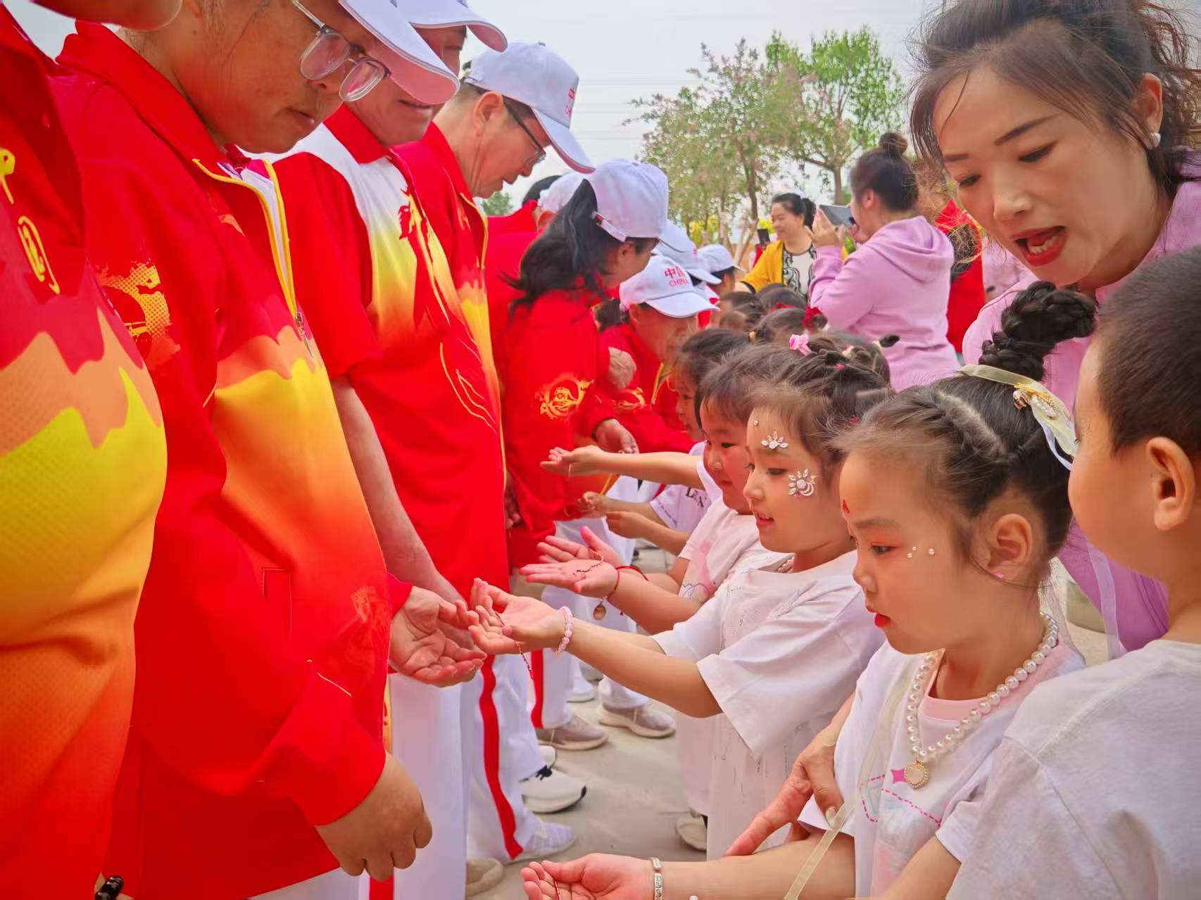 1748851892959204.jpg 元寶山區(qū)云杉路街道中心路社區(qū)開(kāi)展“銀發(fā)助舞添活力 老少共融開(kāi)新篇”六一兒童節(jié)主題活動(dòng)照片6.jpg