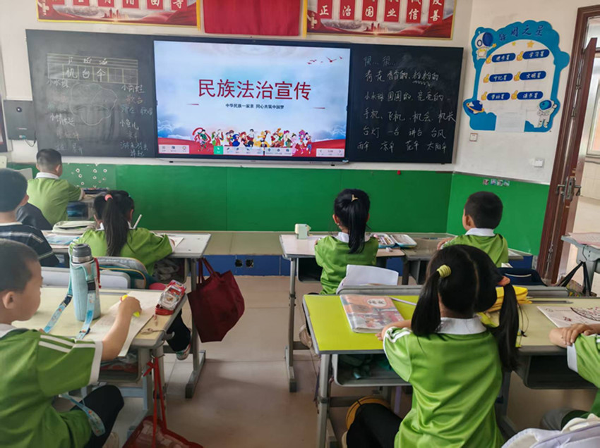 元寶山區(qū)平礦一小民族法治宣傳周活動(dòng)照片2_副本.jpg