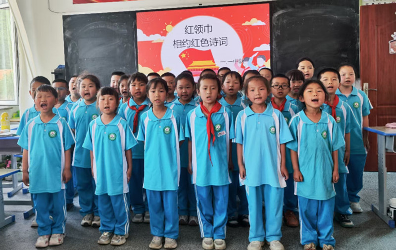 元寶山區(qū)馬蹄營子小學(xué)“紅領(lǐng)巾相約紅色中國夢”活動照片4_副本.jpg