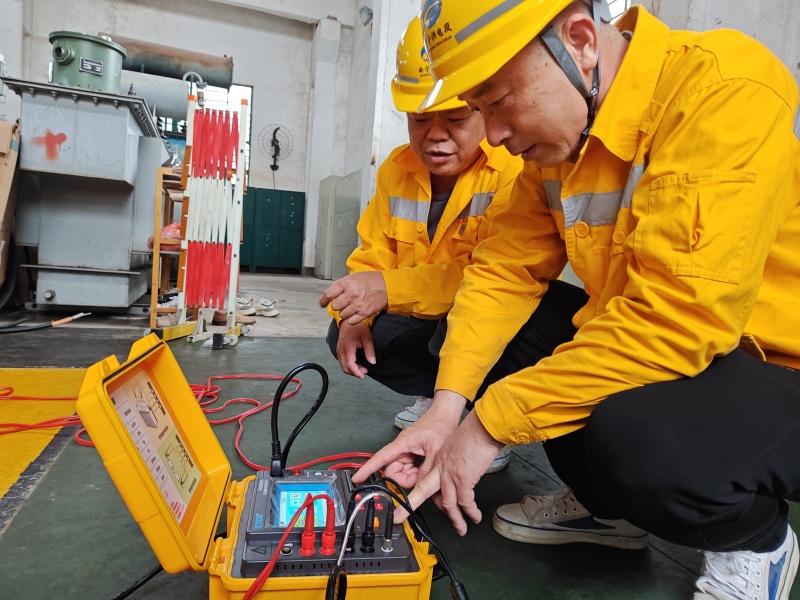 圖為胡紅順（右一）在進(jìn)行變壓器試驗(yàn)作業(yè)。陳玉龍 攝.jpg