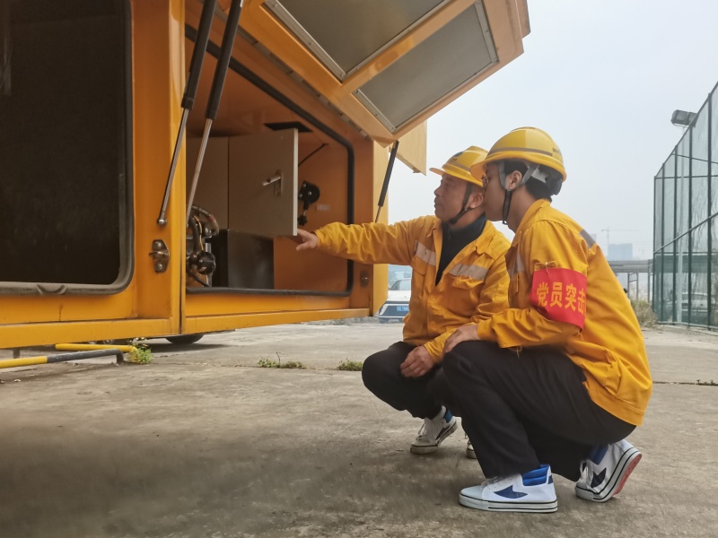 圖為胡紅順（左一）在給青年職工講解作業(yè)技巧。黃習(xí)蕓 攝.jpg