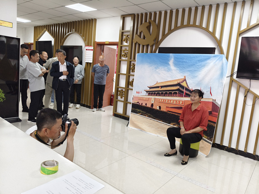 1750989405522019.jpg 元寶山區(qū)平莊西城街道王府社區(qū)關(guān)工委“光影敬歲月 鏡覽天安門”活動(dòng)照片1_副本.jpg