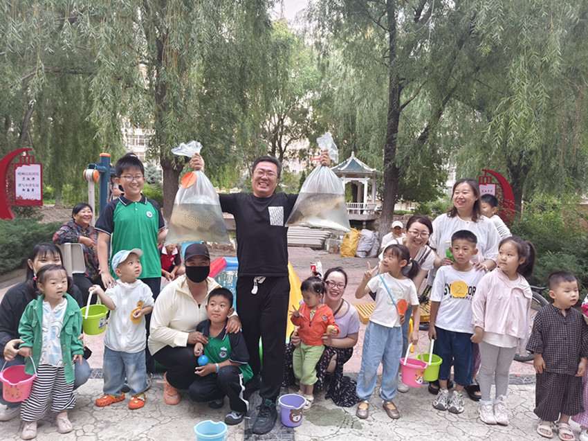 1751423492669828.jpg 元寶山區(qū)西城街道王府社區(qū)“竿釣碧波魚(yú)躍趣 絲纏甜雪糖飄香”活動(dòng)照片1_副本.jpg