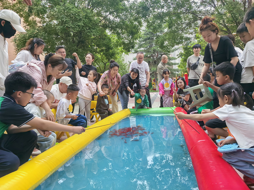 1751423531965332.jpg 元寶山區(qū)西城街道王府社區(qū)“竿釣碧波魚(yú)躍趣 絲纏甜雪糖飄香”活動(dòng)照片4_副本.jpg