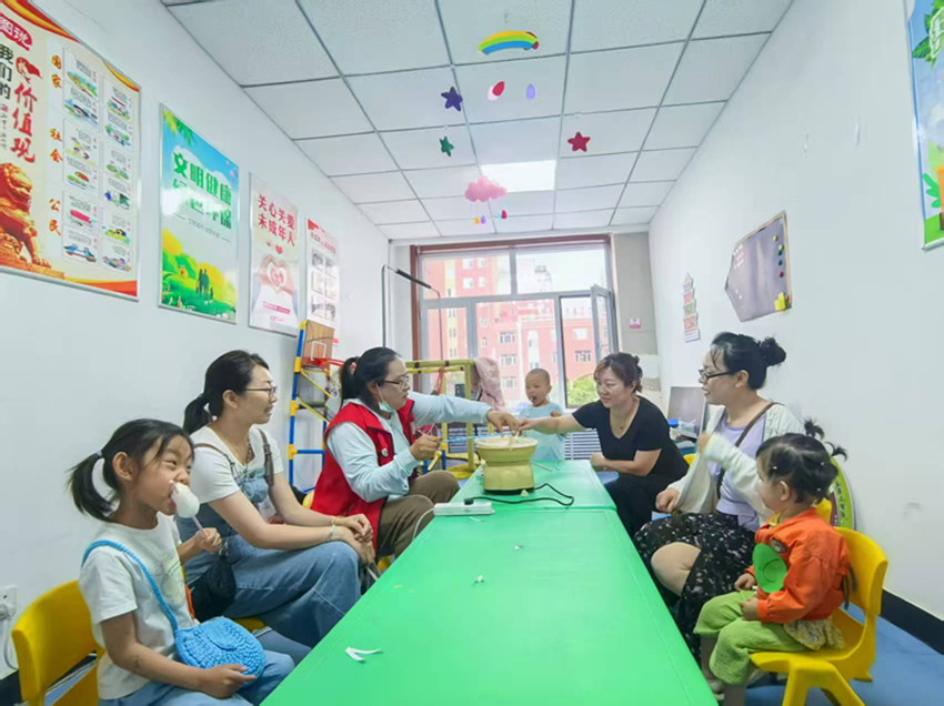 1751423569687379.jpg 元寶山區(qū)西城街道王府社區(qū)“竿釣碧波魚(yú)躍趣 絲纏甜雪糖飄香”活動(dòng)照片5_副本.jpg