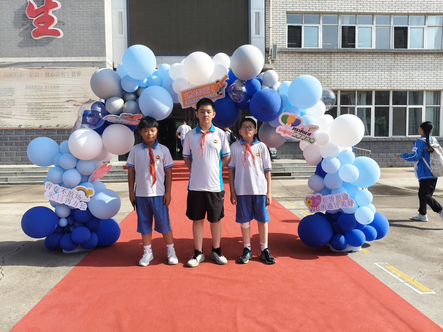 1751856145101638.jpg 元寶山區(qū)向陽小學(xué)畢業(yè)典禮系列活動照片5_副本.jpg