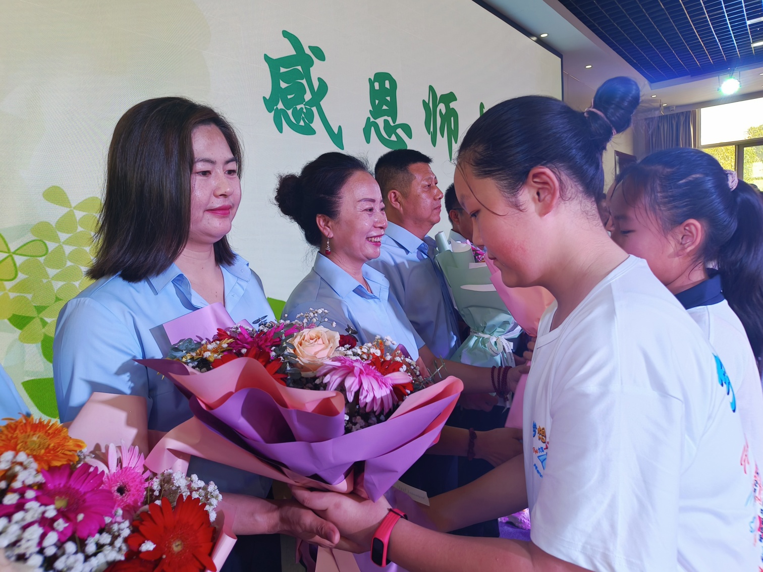 1751856193463437.jpg 元寶山區(qū)向陽小學(xué)畢業(yè)典禮系列活動照片7_副本.jpg