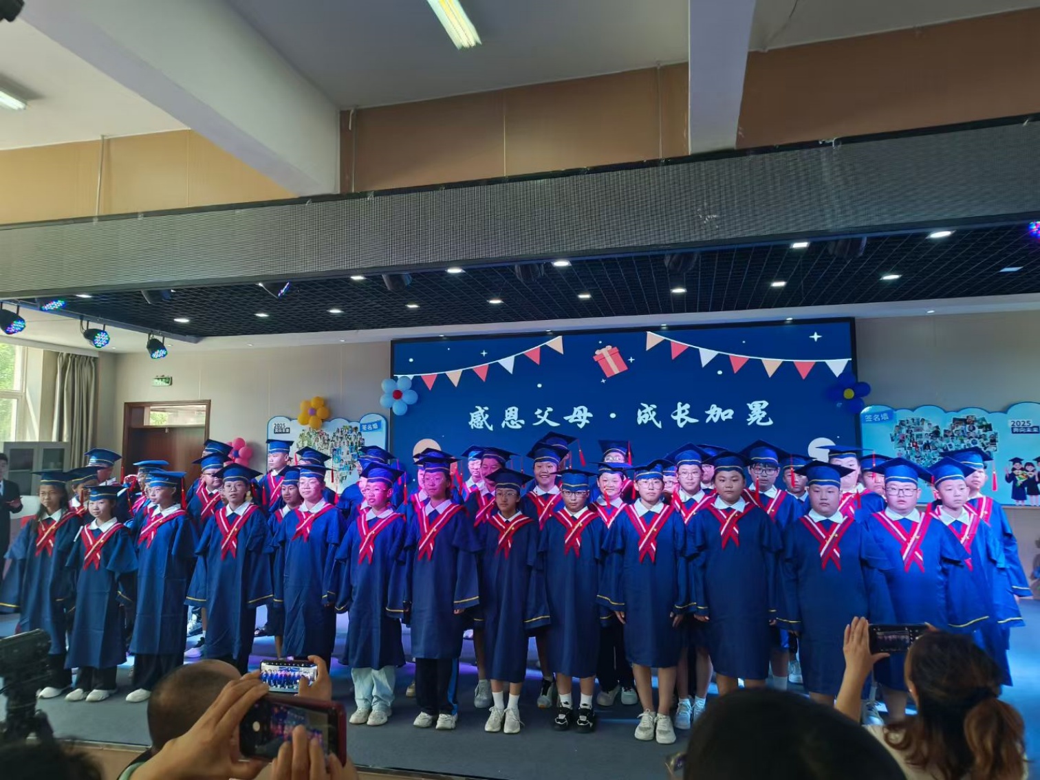 1751856216290666.jpg 元寶山區(qū)向陽小學(xué)畢業(yè)典禮系列活動照片10_副本.jpg