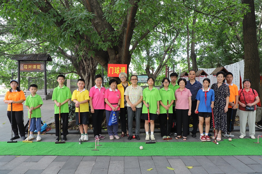 領(lǐng)導(dǎo)與少兒門(mén)球隊(duì)員合影.jpg