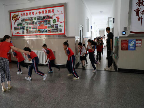 1752107229822341.jpg 陽(yáng)明小學(xué)消防演練2_副本.jpg