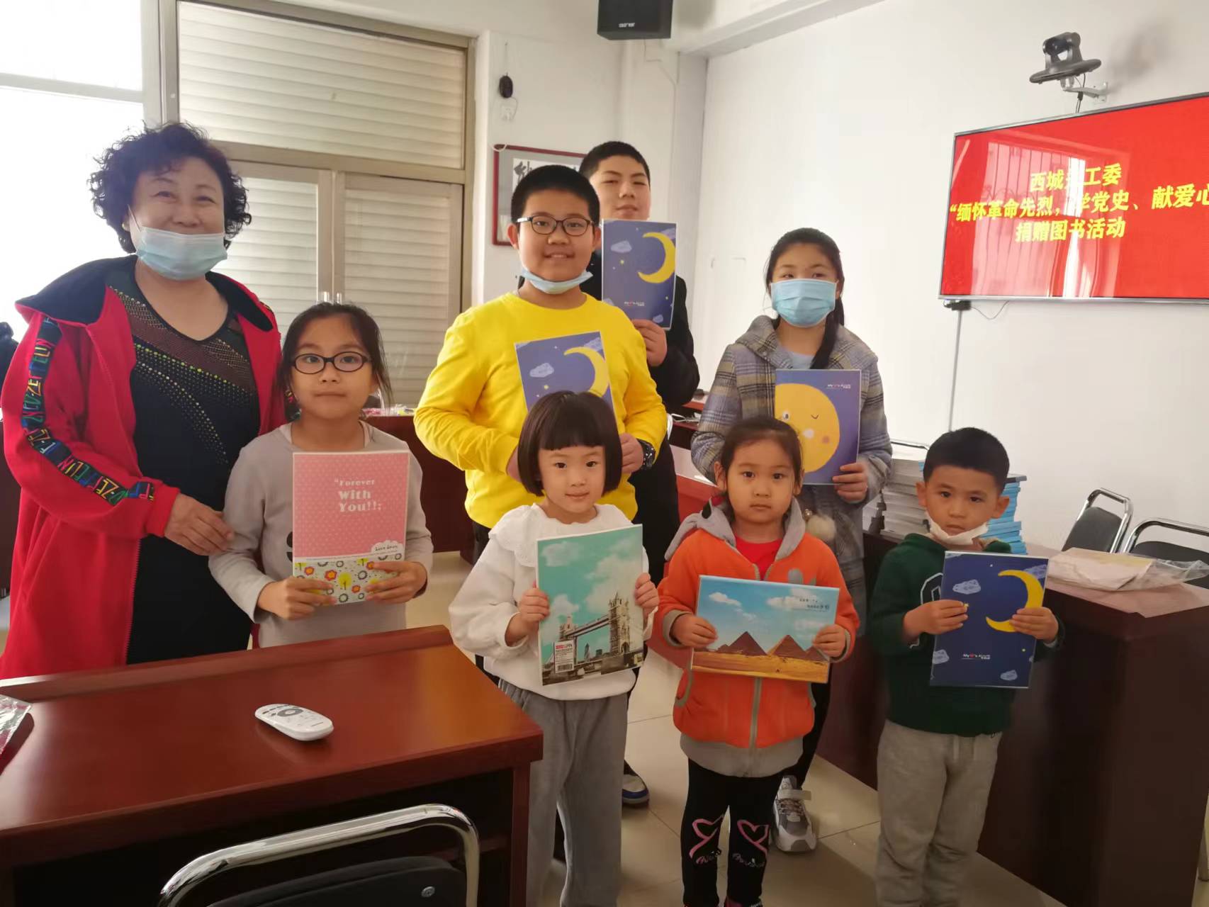 張秋燕主任和社區(qū)的孩子們?cè)谝黄?jpg