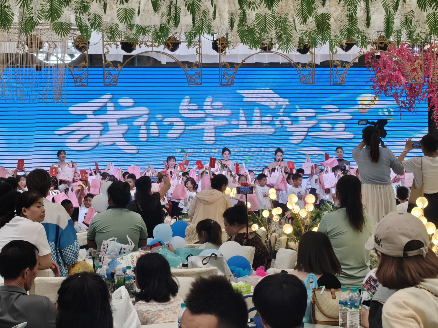 1752738389620590.jpg 元寶山區(qū)西城街道王府社區(qū)為轄區(qū)幼兒園舉辦畢業(yè)典禮照片3_副本.jpg