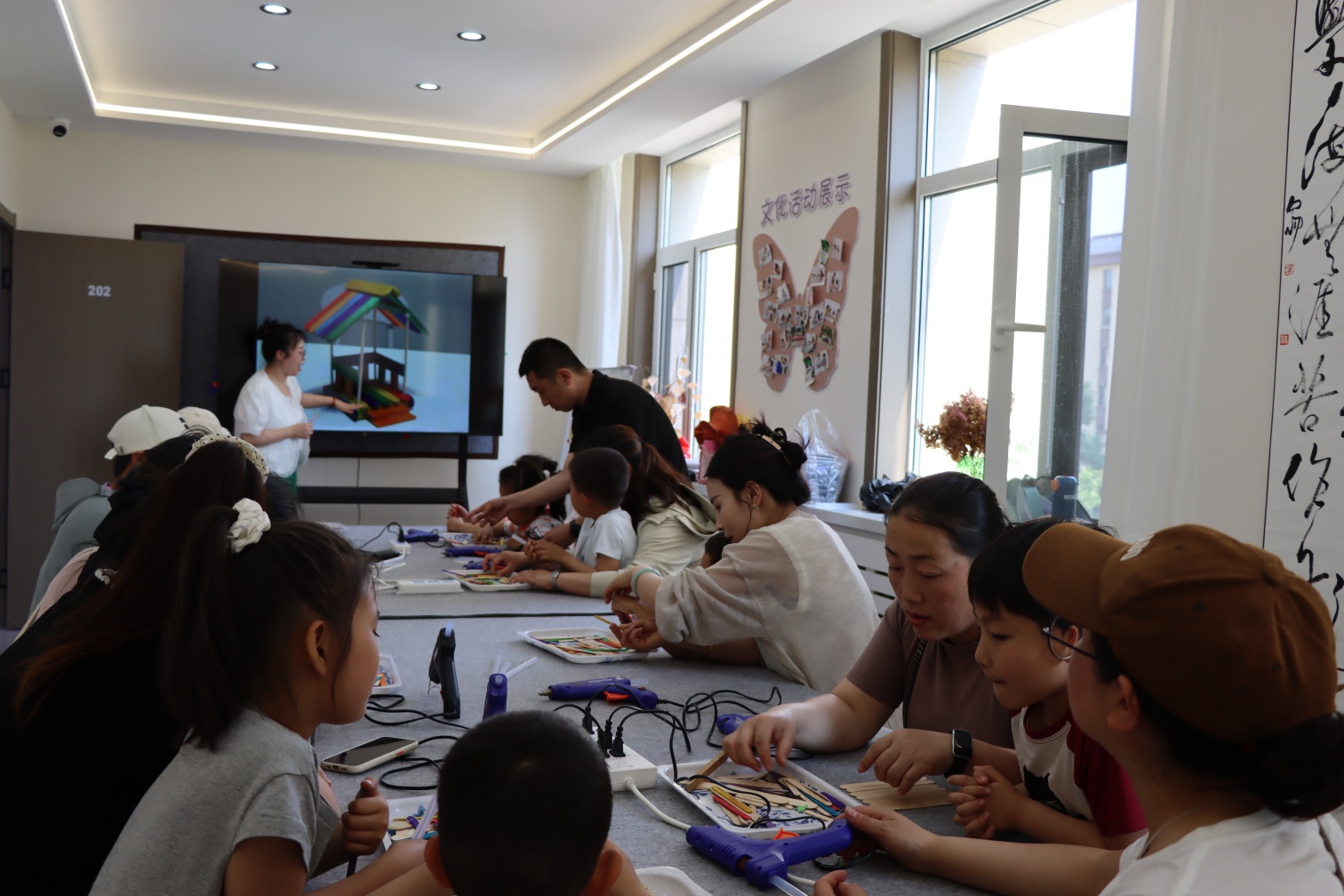 1753234777866438.jpg 元寶山區(qū)西城街道新景四季東社區(qū)關(guān)工委“巧棍筑夢親子情 妙手繪暖家園意”活動照片2_副本.jpg