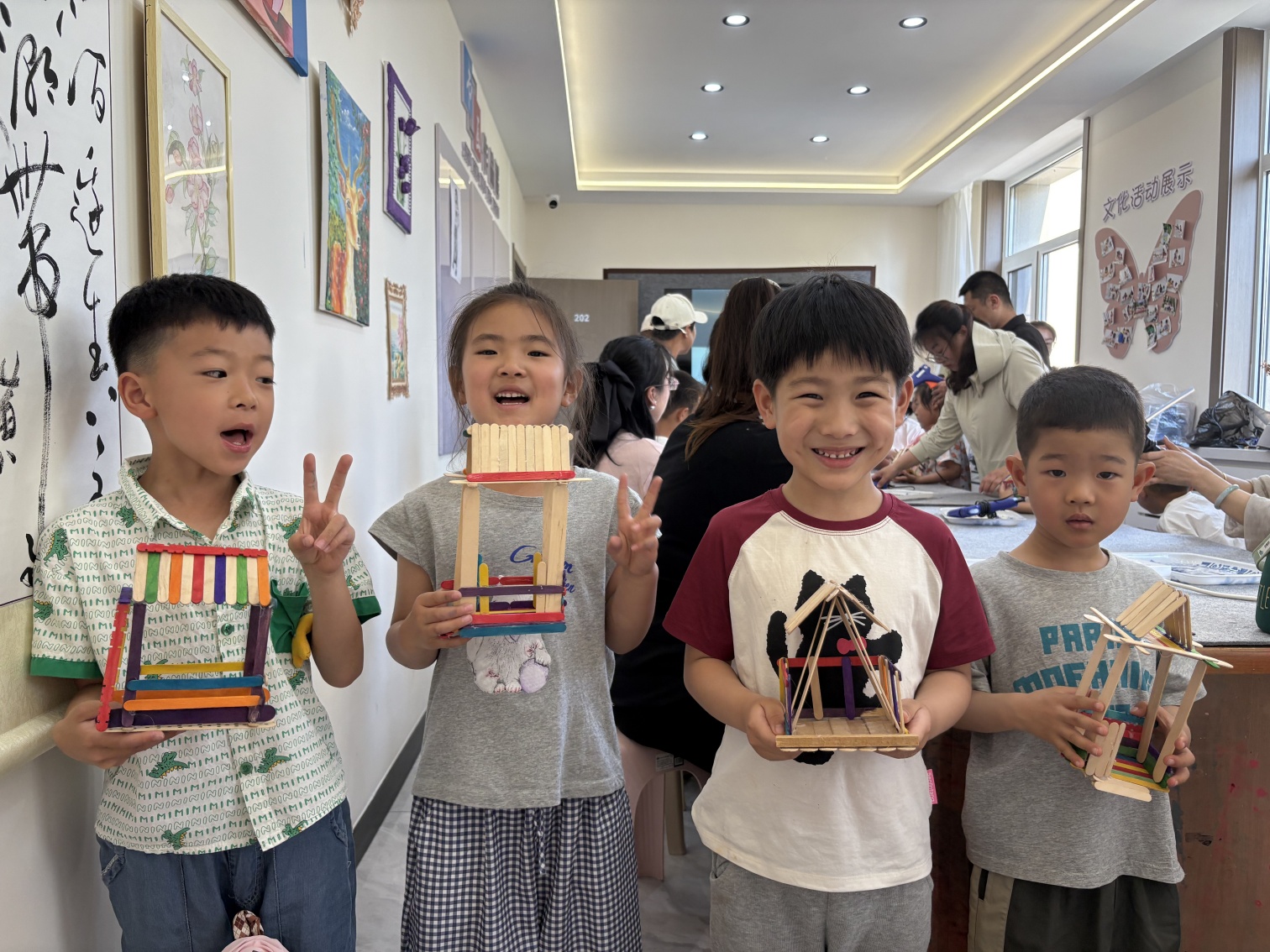 1753234811323158.jpg 元寶山區(qū)西城街道新景四季東社區(qū)關(guān)工委“巧棍筑夢親子情 妙手繪暖家園意”活動照片3_副本.jpg