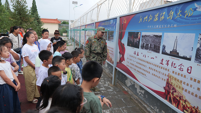 1753778486509423.jpg 元寶山區(qū)西城街道陽(yáng)光社區(qū)關(guān)工委組織青少年長(zhǎng)征式練兵活動(dòng)照片1_副本.jpg