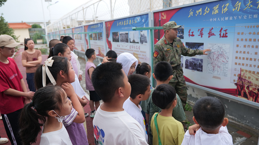 1753778508700312.jpg 元寶山區(qū)西城街道陽(yáng)光社區(qū)關(guān)工委組織青少年長(zhǎng)征式練兵活動(dòng)照片2_副本.jpg