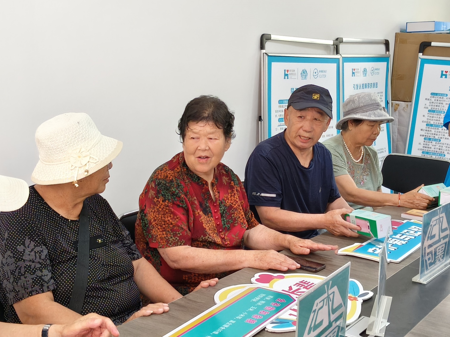 1754446397487212.jpg 元寶山區(qū)平莊城區(qū)街道旭日社區(qū)關(guān)工委“記憶家園為老人健康助力”活動(dòng)照片1_副本.jpg