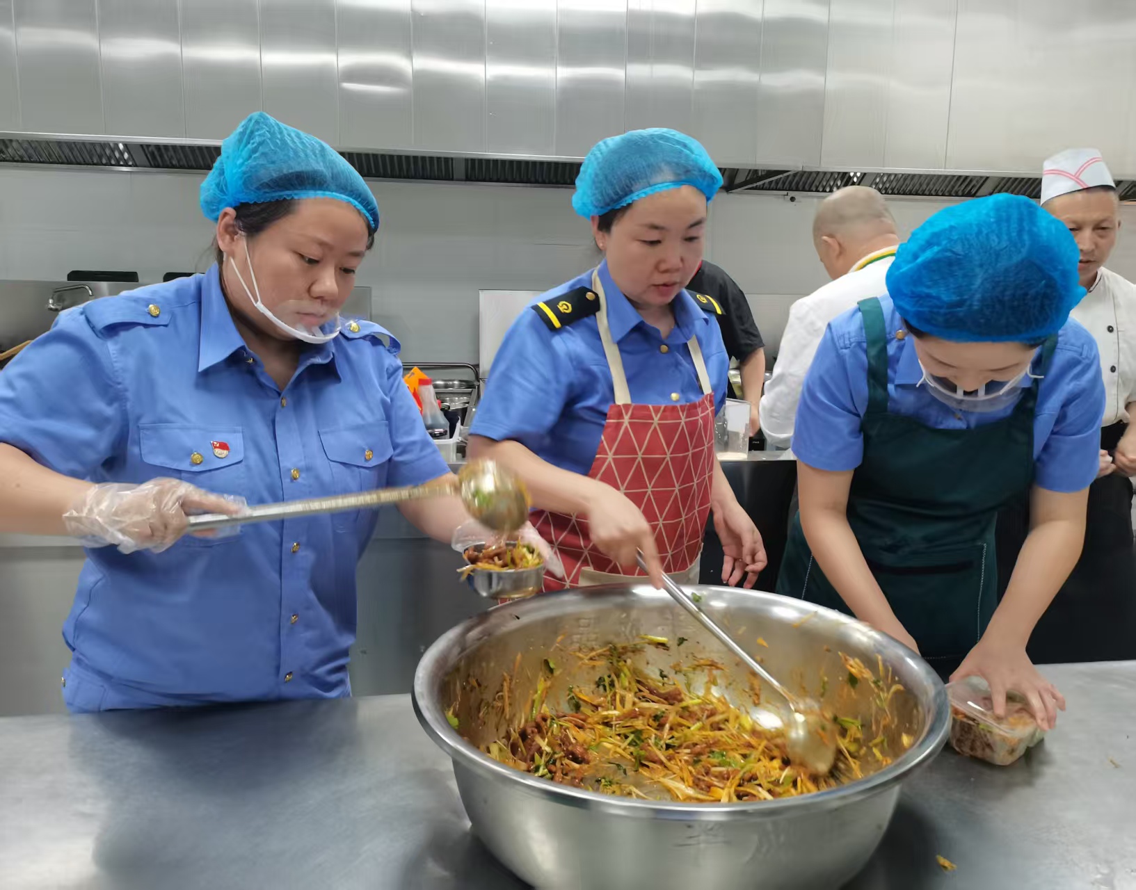 集寧招待所車間杜海燕（左一）在裝餐.jpg