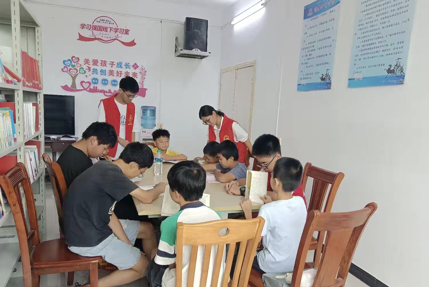 1755510256965254.jpg 學(xué)生志愿者輔導(dǎo)作業(yè).jpg