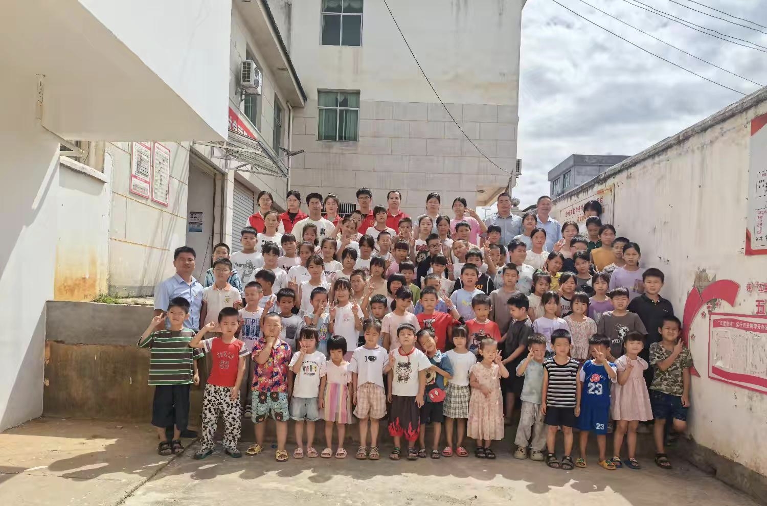 1755510317319037.jpg 暑期托管留守孩子合影.jpg