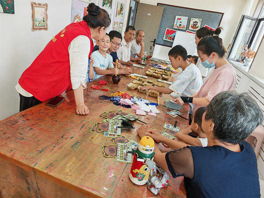 1756091758166401.jpg 元寶山區(qū)西城街道新景四季東社區(qū)“四季鄰里融醫(yī)暖 香囊巧制蘊(yùn)親情”活動(dòng)照片2_副本.jpg