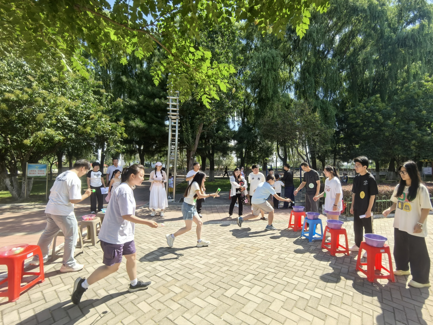 1756436771966945.jpg 元寶山區(qū)西城街道王府社區(qū)關(guān)工委暑期親子運(yùn)動會照片4_副本.jpg