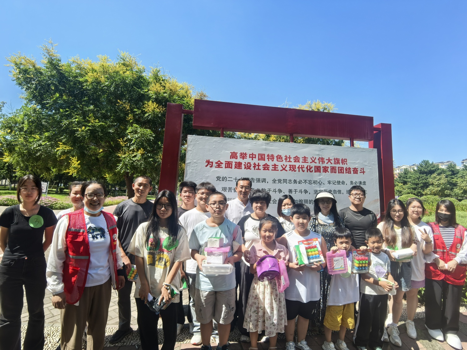 1756436834776048.jpg 元寶山區(qū)西城街道王府社區(qū)關(guān)工委暑期親子運(yùn)動會照片7_副本.jpg